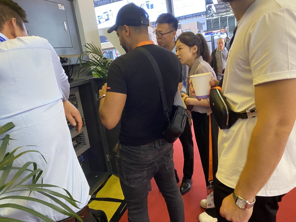 Velkommen til at se vores nye design digitale fræsere på Guangzhou Fair (2)